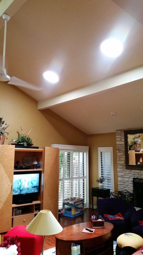 A living room with a tv and fireplace in it